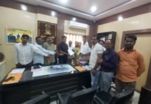 नगर परीषदेने मालमत्ता करावरील २ टक्के व्याज रद्द करावा. अन्यथा तालुका काँग्रेसतर्फे आंदोलनाचा इशारा, मुख्याधिकारी यांना दिले निवेदन