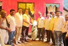 वाघाने ठार केलेल्या सुर्यभान टिकले यांच्या कुटूंबियास संतोषसिंह रावत यांचे कडून आर्थिक मदत